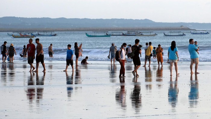 Libur Lebaran, Pantai Kuta Bali Ramai Wisatawan Wisatawan menikmati liburan Hari Raya Idul Fitri 1443 H di Pantai Kuta, Badung, Bali, Senin (2/5/2022). Objek wisata tersebut kembali ramai dikunjungi wisatawan pada saat liburan Hari Raya Idul Fitri 1443 H setelah dua tahun sebelumnya sempat mengalami penurunan kunjungan wisatawan akibat pandemi COVID-19. ANTARA FOTO/Nyoman Hendra Wibowo/nym.