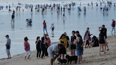 Libur Lebaran, Pantai Kuta Bali Ramai Wisatawan