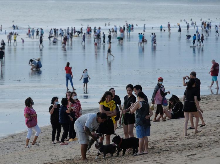 Libur Lebaran, Pantai Kuta Bali Ramai Wisatawan
