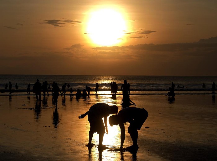 Wisatawan menikmati liburan Hari Raya Idul Fitri 1443 H di Pantai Kuta, Badung, Bali, Senin (2/5/2022). Objek wisata tersebut kembali ramai dikunjungi wisatawan pada saat liburan Hari Raya Idul Fitri 1443 H setelah dua tahun sebelumnya sempat mengalami penurunan kunjungan wisatawan akibat pandemi COVID-19. ANTARA FOTO/Nyoman Hendra Wibowo/nym.