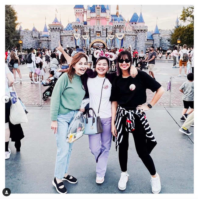 Nia Ramadhani juga mengajak ibunya, Chanty Mercia, untuk berlibur bersama. (Foto: Instagram)