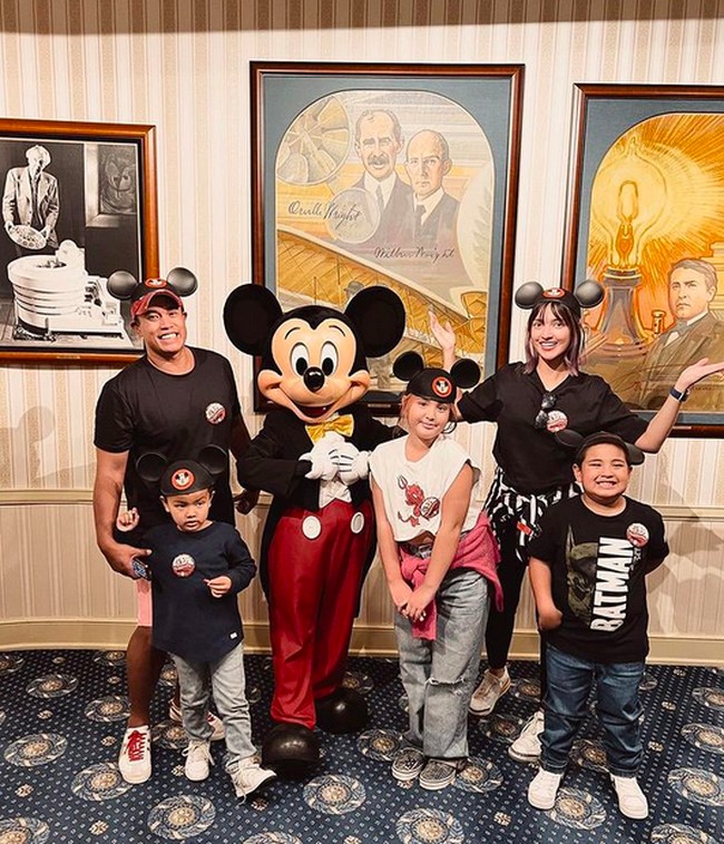 Mereka sempat berbagi momen bahagia tersebut di Instagram masing-masing. Sejumlah foto memperlihatkan mereka berkunjung ke Disneyland dan berfoto bersama ikon Disney, Mickey Mouse. Tampak mereka kompak berbaju serba hitam, kecuali Mikhayla yang mengenakan kaus putih. (Foto: Instagram)