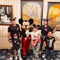 Mereka sempat berbagi momen bahagia tersebut di Instagram masing-masing. Sejumlah foto memperlihatkan mereka berkunjung ke Disneyland dan berfoto bersama ikon Disney, Mickey Mouse. Tampak mereka kompak berbaju serba hitam, kecuali Mikhayla yang mengenakan kaus putih. (Foto: Instagram)