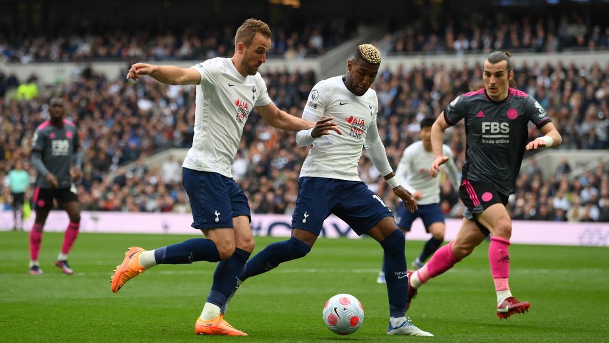 Harry Kane (kiri) dalam upaya menggedor pertahanan Leicester City. (Foto: Getty Images/Mike Hewitt)