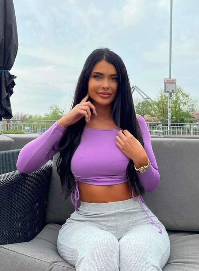 Model bernama Lisa Del Piero membuat pernyataan yang mengejutkan. Dia mengaku lebih memilih sex toy dibanding pria. Foto: dok. Instagram