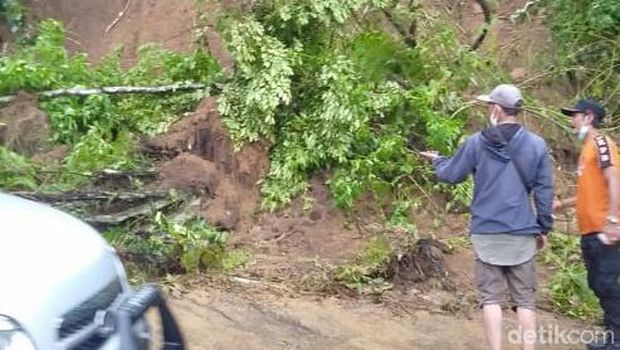 Longsor tebing sempat menutupi jalan Ciater-Subang