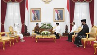 Jokowi mengaku tidak ada bahasan soal ekonomi maupun politik saat silaturahmi berlangsung. Jokowi menyebut pertemuan berlangsung cair.Tadi kami banyak berbincang-bincang, tetapi hal-hal yang ringan-ringan, bukan politik, ndak. Ekonomi juga ndak. Hal-hal yang ringan-ringan semua yang kita bicarakan. Dan juga makan opor bersama-sama, itu saja, katanya. (Lukas - Biro Pers Sekretariat Presiden)