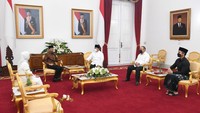 Mengenakan baju putih dan celana hitam, Prabowo datang bersama anak semata wayangnya Didit Hediprasetyo untuk bertemu dengan Jokowi. Prabowo dan Didit disuguhi makanan khas Lebaran, yakni opor ayam dan tempe bacem. (Lukas - Biro Pers Sekretariat Presiden)