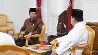 Prabowo sempat menceritakan pengalamannya perjalanan mudik ke Cengkareng yang ditempuh hanya selama 1 jam. Lebaran ke Cengkareng itu kurang dari 1 jam, tutur Prabowo.Wah biasanya 2 jam, pernah 2 jam, timpal Jokowi. (Lukas - Biro Pers Sekretariat Presiden)