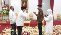 Salam mengatupkan tangan dan membungkukan dada juga terlihat di antara Prabowo dengan Kaesang, Didit dengan Jokowi dan Iriana. (Lukas - Biro Pers Sekretariat Presiden)