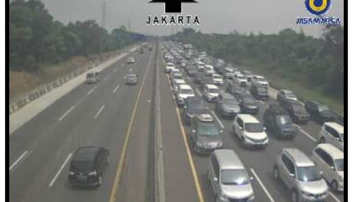 Macet di Tol Jakarta arah Cikampek di hari pertama Lebaran (dok. Aplikasi Travoy)
