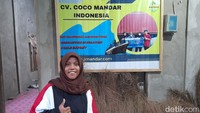 Cerita Sadariah menjadi eksportir sapu lidi bermula ketika pandemi COVID-19 melanda pada awal 2020 lalu. Kondisi itu membuat Sadariah yang sedang menuntut ilmu di salah satu perguruan tinggi di Surabaya, pulang kampung. Sejumlah usaha sempat digeluti, namun hasilnya tidak seperti yang diharapkan.