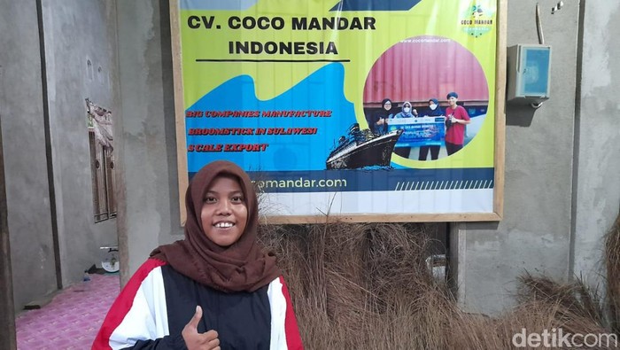 Mantul! Mahasiswi di Sulbar Sukses Ekspor Sapu Lidi ke India Sadariah (22), mahasiswi asal Kabupaten Polewali Mandar (Polman), Sulawesi Barat (Sulbar) menjadi perhatian setelah sukses menjadi eksportir sapu lidi. Sadariah baru saja mengekspor sapu lidi sebanyak 25 ton ke India.