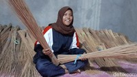 Sadariah (22), mahasiswi asal Kabupaten Polewali Mandar (Polman), Sulawesi Barat (Sulbar) menjadi perhatian setelah sukses menjadi eksportir sapu lidi. Sadariah baru saja mengekspor sapu lidi sebanyak 25 ton ke India. Keberhasilannya itu, tidak terlepas dari kerja keras dan semangatnya untuk sukses. Selain juga mengedepankan rasa tanggung jawab, sehingga bisa mendapatkan kepercayaan banyak pihak.
