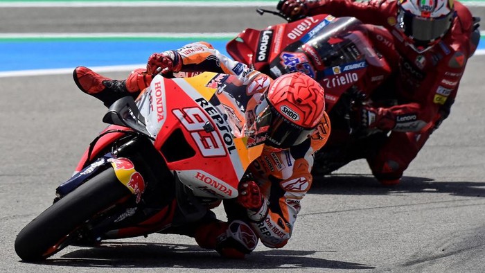 Honda Spanish rider Marc Marquez looses control of his bike as he competes in the MotoGP Spanish Grand Prix at the Jerez racetrack in Jerez de la Frontera on May 1, 2022. (Photo by JAVIER SORIANO / AFP)