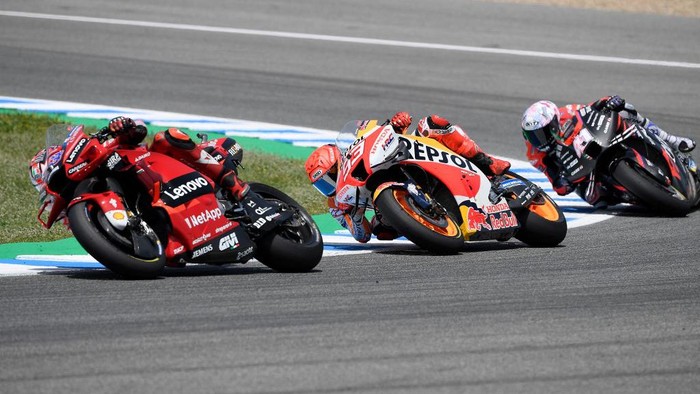 Marc Marquez, Jerez 2022 (From L) Ducati Australian rider Jack Miller, Honda Spanish rider Marc Marquez and Aprilia Spanish rider Aleix Espargaro compete in the MotoGP Spanish Grand Prix at the Jerez racetrack in Jerez de la Frontera on May 1, 2022. (Photo by JORGE GUERRERO / AFP)