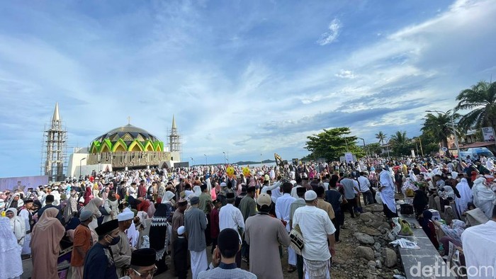 Masjid Terapung BJ Habibie Parepare mulai difungsikan untuk salat Idulfitri 1443 Hijriah. (Muhclis Abduh/detikSulsel)