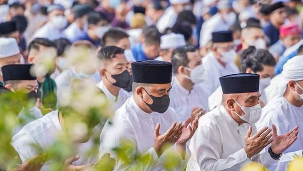 Gubsu Edy Rahmayadi dan Wali Kota Medan Bobby Nasution salat Id bersama di Lapangan Merdeka Medan. Foto: Istimewa