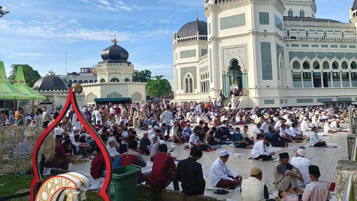 Warga padati Masjid Raya Al - Mashun Medan untuk menggelar salat Idul Fitri 1443 H tahun 2022, Jalan Mahkamah, Kecamatan Medan Kota, Senin (2/5/2022).