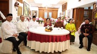 Foto: Dalam catatan pemberitaan detikcom, kunjungan Prabowo ke kediaman Mega saat momen Lebaran juga pernah terjadi sebelumnya. Di momen Lebaran 2022, Prabowo melaksanakan pertemuan dengan Mega di Teuku Umar. Silaturahmi Prabowo ke Megawati itu turut dihadiri Prananda Prabowo, Puan Maharani, Budi Gunawan, Didit Hediprasetyo dan Ahmad Muzani (Dok. Istimewa)