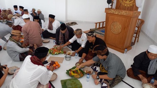 Kegiatan megibung di Kampung Singaraja Bali