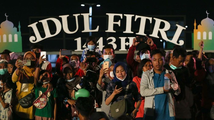 Melihat Lagi Aksi Anies Baswedan Tabuh Bedug di Jakarta International Stadium Gubernur DKI Jakarta Anies Baswedan memberikan sambutan pada acara Festival Tabuh Bedug Malam Takbiran di Jakarta International Stadium (JIS), Jakarta, Minggu (1/5/2022). Festival tersebut untuk memeriahkan malam takbiran. ANTARA FOTO/Rivan Awal Lingga/nz