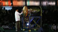 Gubernur DKI Jakarta Anies Baswedan memukul beduk pada acara Festival Tabuh Bedug Malam Takbiran di Jakarta International Stadium (JIS), Jakarta. Festival tersebut untuk memeriahkan malam takbiran.