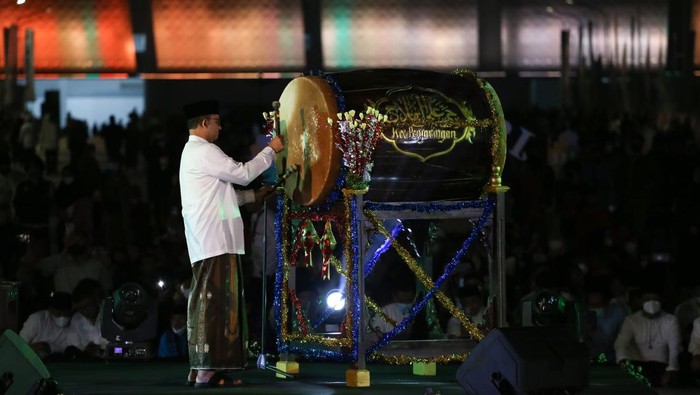 Gubernur DKI Jakarta Anies Baswedan memberikan sambutan pada acara Festival Tabuh Bedug Malam Takbiran di Jakarta International Stadium (JIS), Jakarta, Minggu (1/5/2022). Festival tersebut untuk memeriahkan malam takbiran. ANTARA FOTO/Rivan Awal Lingga/nz