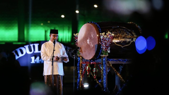 Melihat Lagi Aksi Anies Baswedan Tabuh Bedug di Jakarta International Stadium Gubernur DKI Jakarta Anies Baswedan memberikan sambutan pada acara Festival Tabuh Bedug Malam Takbiran di Jakarta International Stadium (JIS), Jakarta, Minggu (1/5/2022). Festival tersebut untuk memeriahkan malam takbiran. ANTARA FOTO/Rivan Awal Lingga/nz