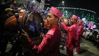 Peserta mengikuti Festival Tabuh Bedug Malam Takbiran di Jakarta International Stadium (JIS).