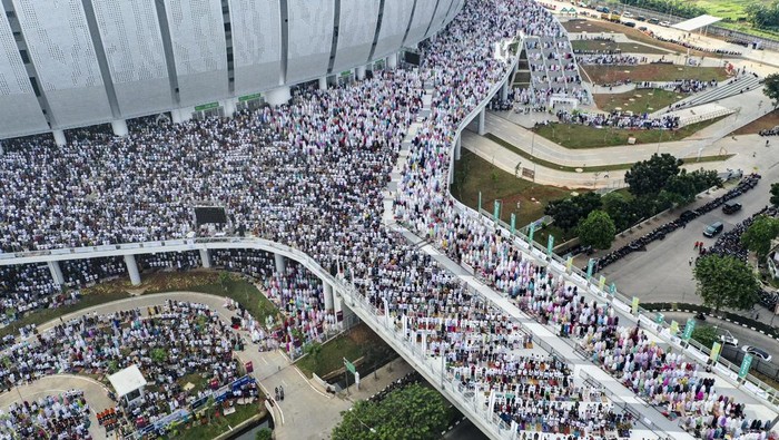 Foto udara umat Islam melaksanakan Shalat Idul Fitri 1443 H di kawasan Jakarta International Stadium (JIS), Jakarta, Senin (2/5/2022). ANTARA FOTO/Aprillio Akbar/hp.