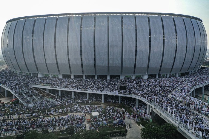 Foto udara umat Islam melaksanakan Shalat Idul Fitri 1443 H di kawasan Jakarta International Stadium (JIS), Jakarta, Senin (2/5/2022). ANTARA FOTO/Aprillio Akbar/hp.