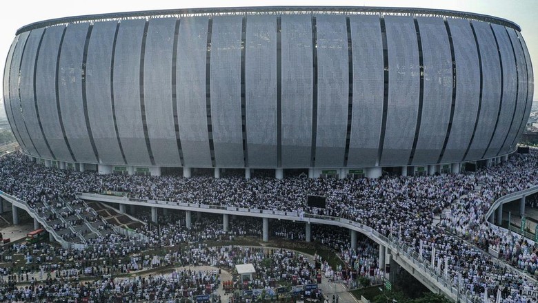 Foto udara umat Islam melaksanakan Shalat Idul Fitri 1443 H di kawasan Jakarta International Stadium (JIS), Jakarta, Senin (2/5/2022). ANTARA FOTO/Aprillio Akbar/hp.