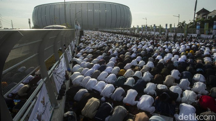 Melihat Lagi Padatnya Jemaah Salat Id di JIS