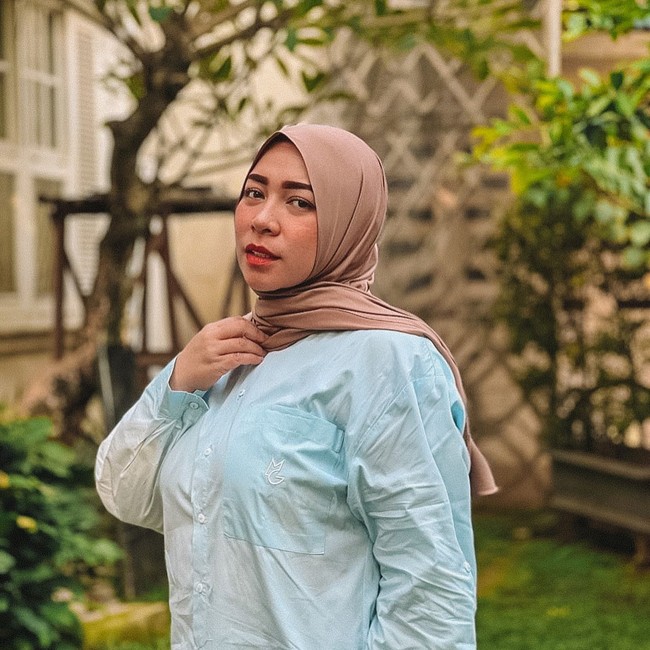 Melly Goeslaw mengaku bahwa dia menjalani diet ketat yang dipantau oleh ahli gizi dr Cissie Nugraha. Saya rutin ke Dr @cissienugraha seminggu sekali. Sy gak pernah pake produk apapun, bener2 hanya ditangani oleh Dr @cissienugraha,” jelas Melly Goeslaw di Instagramnya pada Februari 2021 lalu. Foto: Instagram @melly_goeslaw