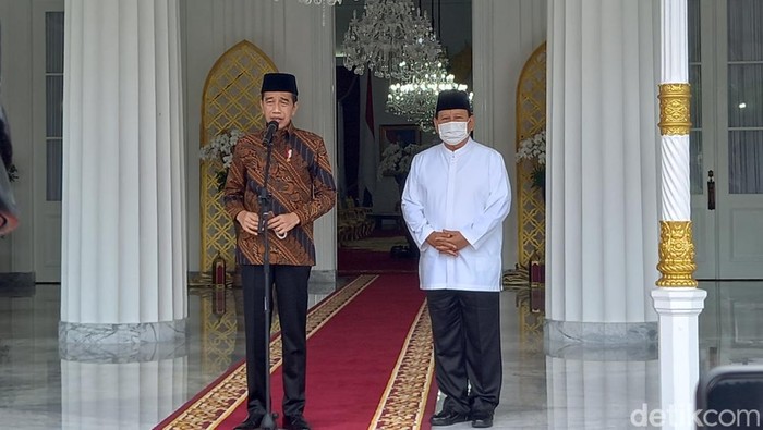 Menhan Prabowo Subianto bersilaturahmi dengan Presiden Jokowi di Istana Jogja, Senin (2/5/2022). Prabowo mengajak putra semata wayangnya Didit Hediprasetyo.