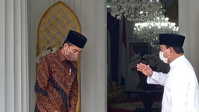 Menhan Prabowo Subianto bersilaturahmi dengan Presiden Jokowi di Istana Jogja, Senin (2/5/2022). Prabowo mengajak putra semata wayangnya Didit Hediprasetyo.