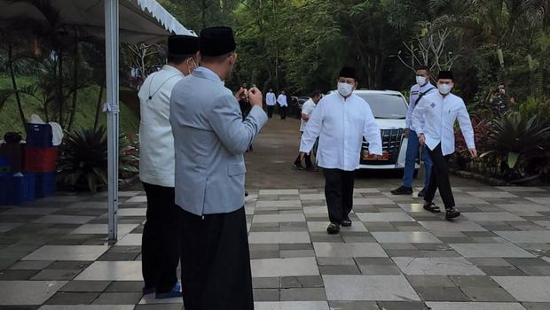 Menhan Prabowo Subianto melaksanakan shalat Idul Fitri di Masjid Hubbul Wathon, Padepokan Garuda Yaksa, Hambalang-Kabupaten Bogor, Senin (2/4/2022). (Dok Kemenhan)