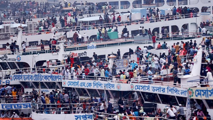 Mirip di Indonesia, Begini Suasana Mudik Lebaran Warga Bangladesh People wait for trains at the Airport Railway Station, to go home ahead of Eid al-fitr, in Dhaka, Bangladesh, April 29, 2022. REUTERS/Mohammad Ponir Hossain