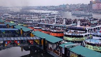Orang-orang nampak menaiki kapal feri untuk pulang ke kampung halaman. Tradisi yang sama seperti di Indonesia menjelang Idul Fitri.