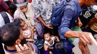Potret riuh warga Bangladesh mengantre untuk menaiki kapal feri.