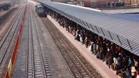 Pengguna kereta api pun tidak kalah padatnya, mereka mengantre di peron menunggu kereta tiba yang akan membawa pemudik ke kampung halaman.