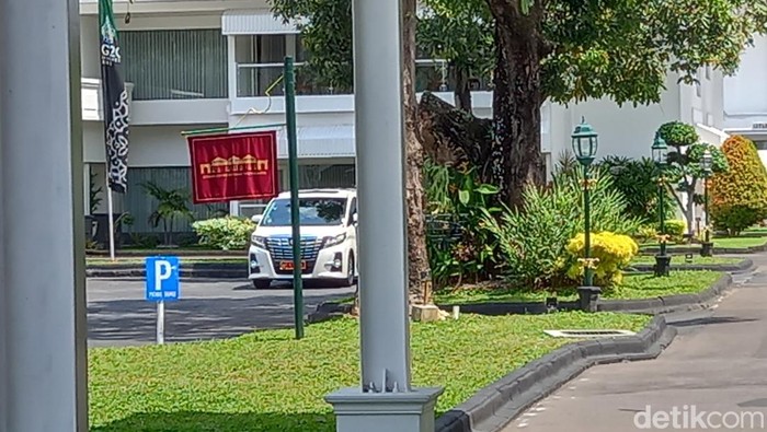Mobil dinas Menhan Prabowo di kompleks Gedung Agung Yogyakarta, Senin (2/5/2022).