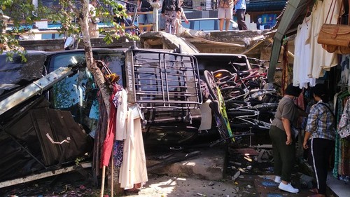Mobil hitam bermuatan dua penumpang dan beberapa sepeda terjun menimpa kios di objek wisata Ceking Tegallalang, Gianyar, Senin (2/5/2022).