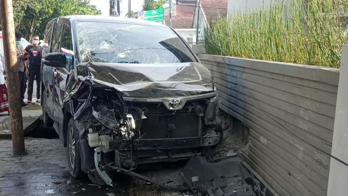 Mobil yang menabrak pesepeda motor di persimpangan Grand Jati Junction, Jalan Perintis Kemerdekaan, Kecamatan Medan Timur, Senin (2/5/2022).