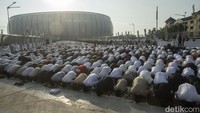 Warga tidak ingin melewatkan momen Salat Id di stadion terbesar milik Indonesia ini.