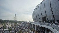 Warga yang akan melaksanakan salat Id pun sudah memenuhi area JIS. Mereka tampak membawa perlengkapan salat pribadi, beberapa lainnya ada yang membeli alas yang disediakan di sana. 