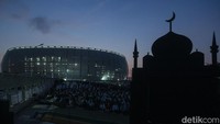 Ribuan jamaah berkumpul di Jakarta International Stadium, Jakarta, Senin (2/5/2022). Usai rampung beberapa waktu lalu stadion JIS kini juga digunakan untuk melaksanakan salat Ied. 
