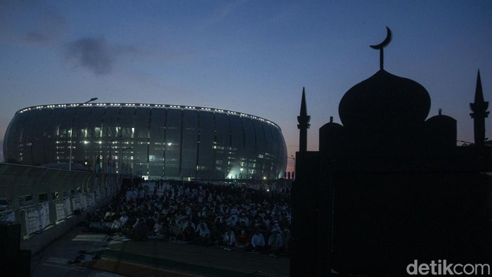 Momen Anies Baswedan Bersama Warga Salat Id Perdana di JIS Ribuan jamaah berkumpul di Jakarta International Stadium, Jakarta, Senin (2/5/2022). Usai rampung beberapa waktu lalu stadion JIS kini juga digunakan untuk melaksanakan salat Ied.