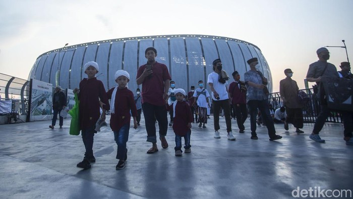 Ribuan jamaah berkumpul di Jakarta International Stadium, Jakarta, Senin (2/5/2022). Usai rampung beberapa waktu lalu stadion JIS kini juga digunakan untuk melaksanakan salat Ied.